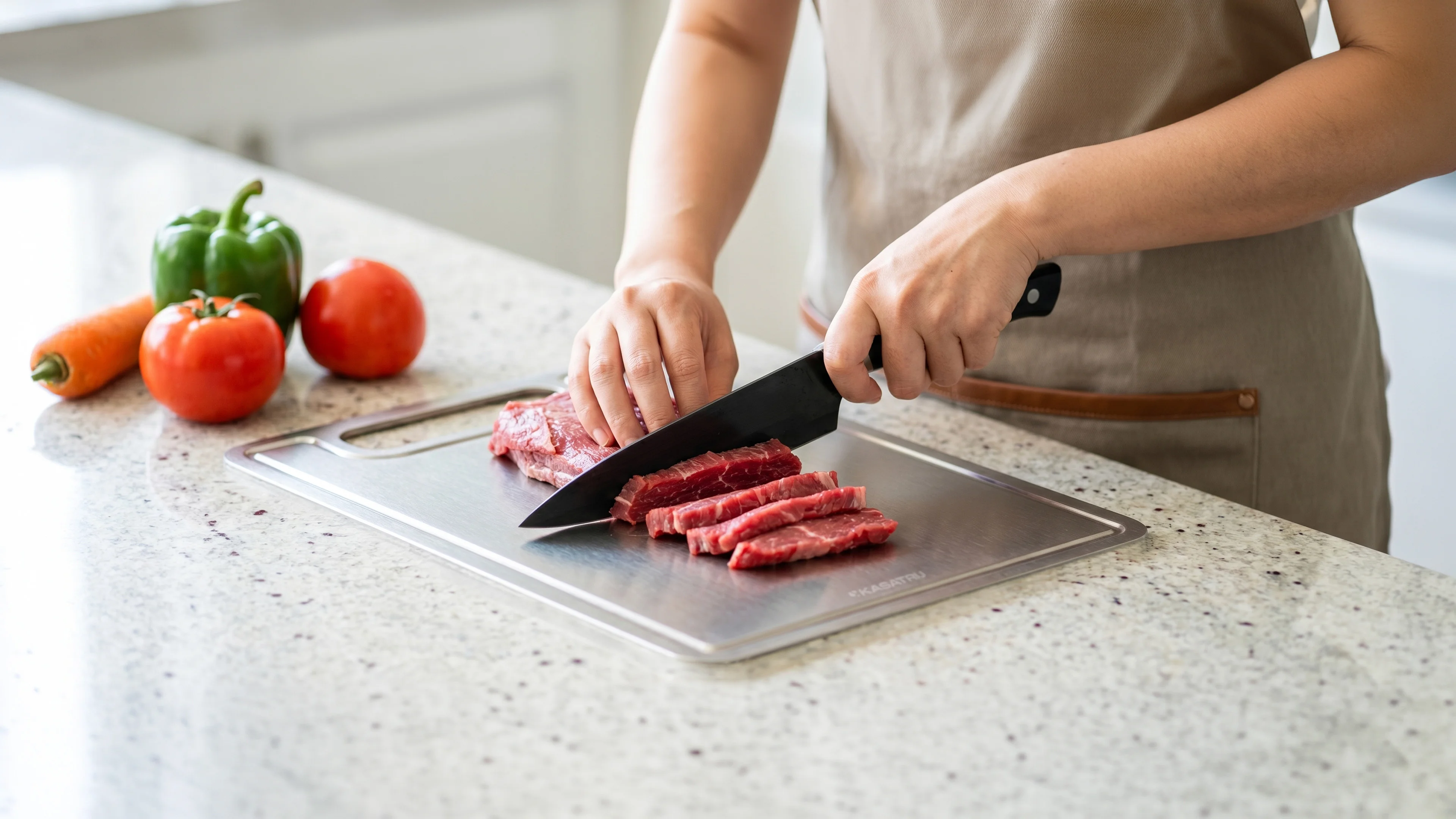 KASATRIJ Titanium Cutting Board in use
